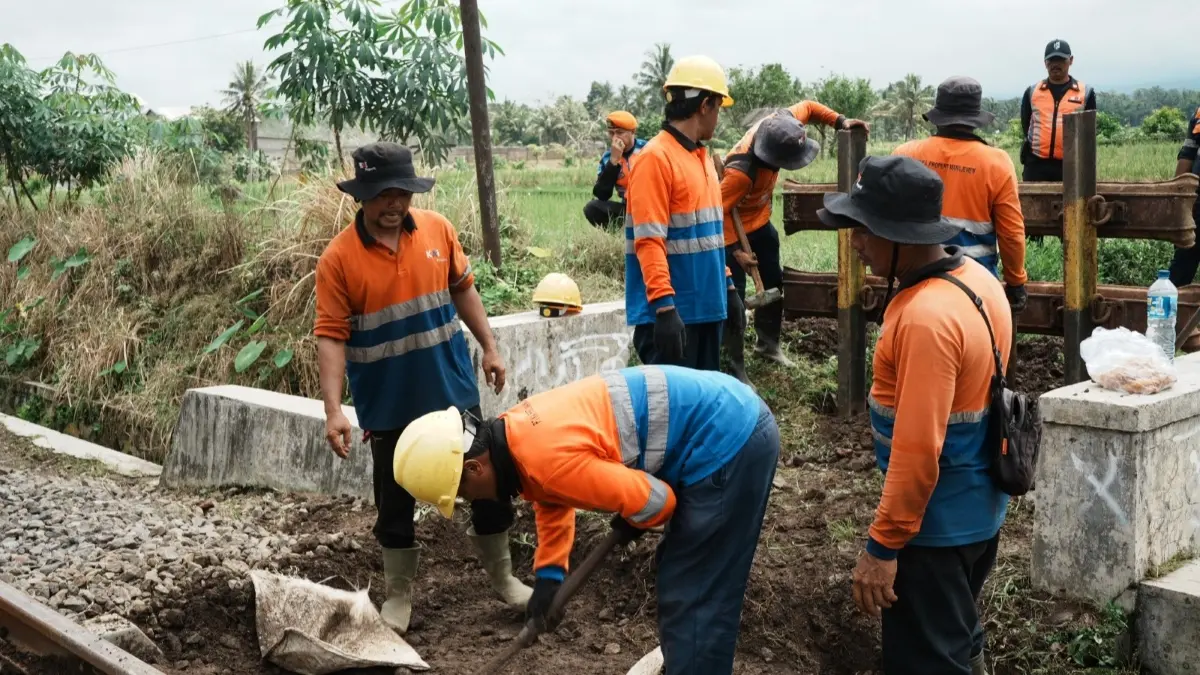 Menjelang libur sekolah 2026, KAI Daop 9 Jember menutup 11 perlintasan liar di Jember, Banyuwangi, dan Probolinggo. (KAI)