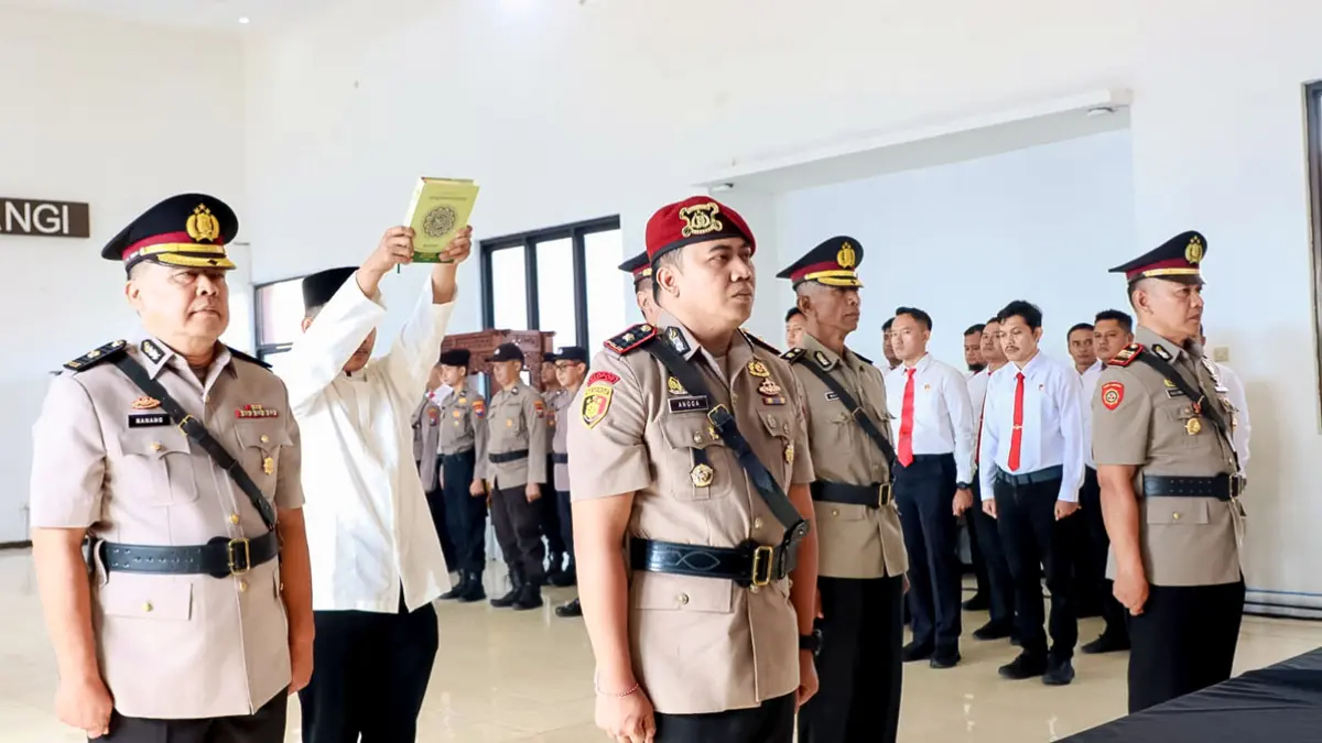 PELANTIKAN: Kompol Angga Perdana diambil sumpahnya dalam sertijab Kasat Resnarkoba di Polresta Banyuwangi, Selasa (9/6). (Ramada Kusuma/Radar Banyuwangi)