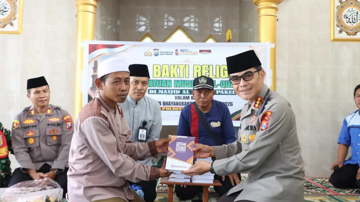 Polresta Banyuwangi menggelar bakti religi di Masjid Al-Ikhlas Desa Pakel, Licin, menjelang Hari Bhayangkara ke-80. (Humas Polresta untuk Radar Banyuwangi)