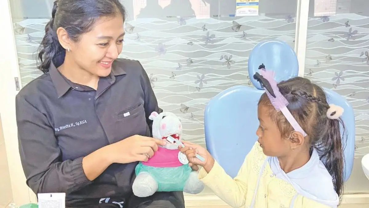 PRAKTIK: drg Rianita Ramadhani Sp KGA memberi edukasi teknik menyikat gigi yang benar kepada anak yang berkunjung ke poli gigi spesialis gigi anak RSUD Blambangan.(RSUD Blambangan untuk Raba)