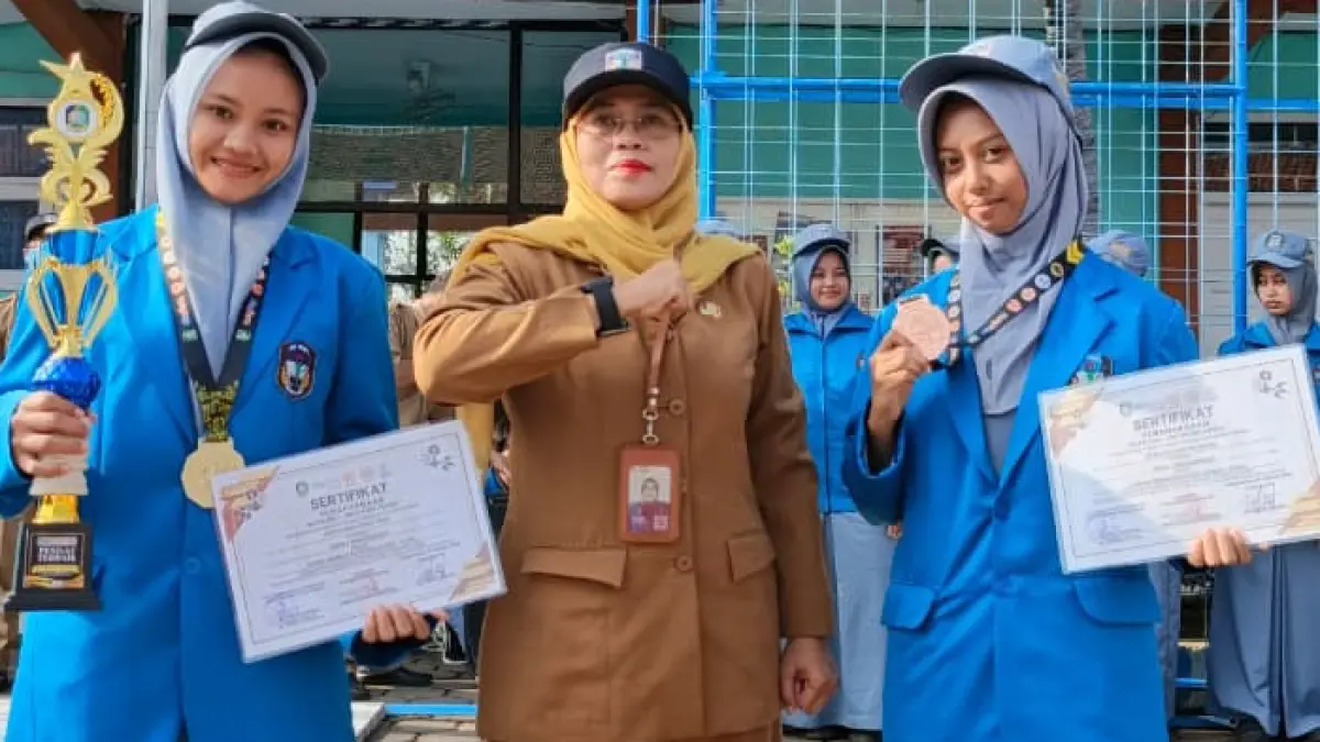 PRESTASI : Kepala SMAN 1 Wongsorejo Akhlakul Kharimah (tengah) bersama dua siswi yang telah mengharumkan nama sekolah