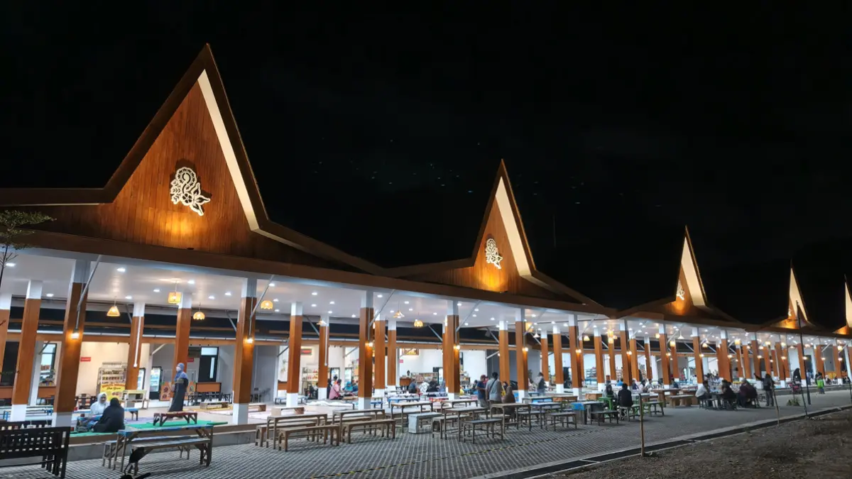 Suasana KNMP Lateng pada Sabtu malam (6/6).Pihak pengelola merancang perluasan area parkir untuk mengantisipasi lonjakan kendaraan saat akhir pekan maupun libur panjang. (Ksatria Raya/Radar Banyuwangi)
