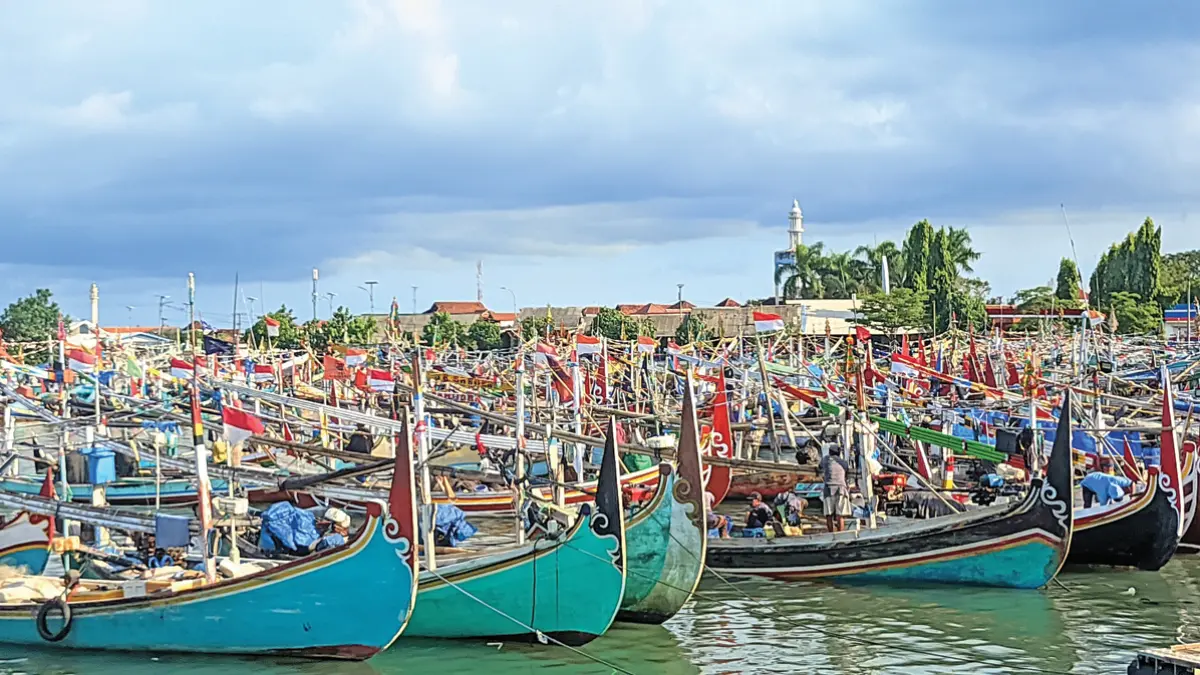 TAK BEROPEASI: Ratusan perahu dan kapal nelayan sandar di Pelabuhan Muncar Senin (8/6). (Zamrozi Wahyu/Radar Banyuwangi)