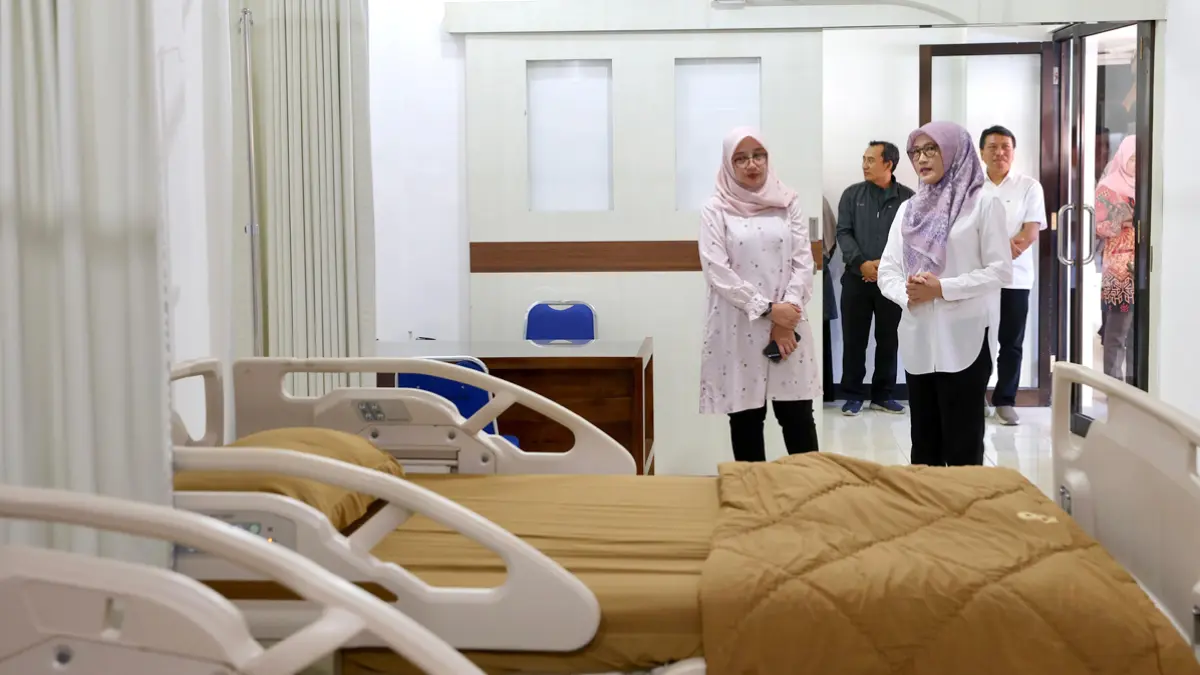 TINGKATKAN LAYANAN: Bupati Ipuk Fiestiandani didampingi dr. Asiyah mengecek ruang layanan pasien kemoterapi di RSUD Blambangan. (Humas Pemkab Banyuwangi)