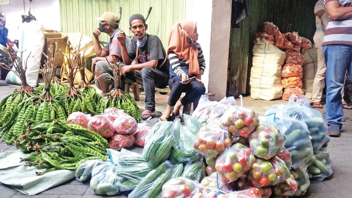 AKAN DIRELOKASI: Para pedagang sayur berjualan di koridor Jalan Gajah Mada, Desa Gentengkulon, Kecamatan Genteng, Rabu (10/6). (Salis Ali/Radar Banyuwangi)