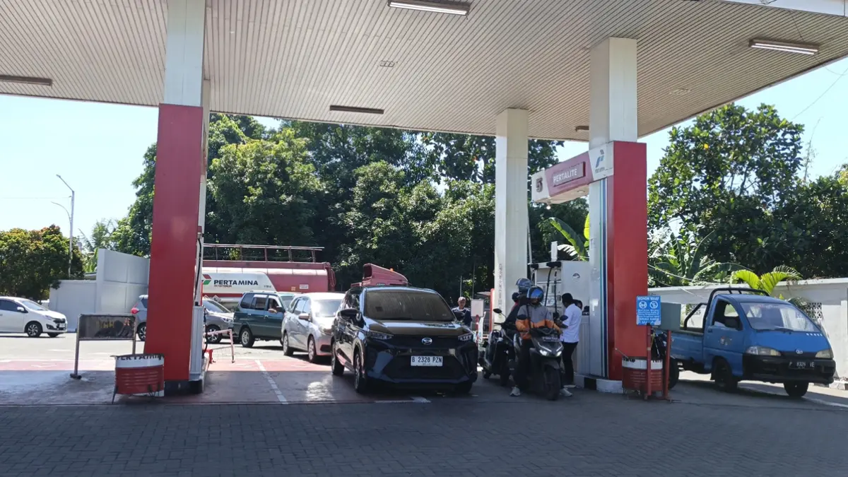 BERALIH KE PERTALITE: Antrean kendaraan mengisi BBM Pertalite di SPBU Jalan Gajahmada, Penataban, Rabu (10/6). (Ksatria Raya/Radar Banyuwangi)