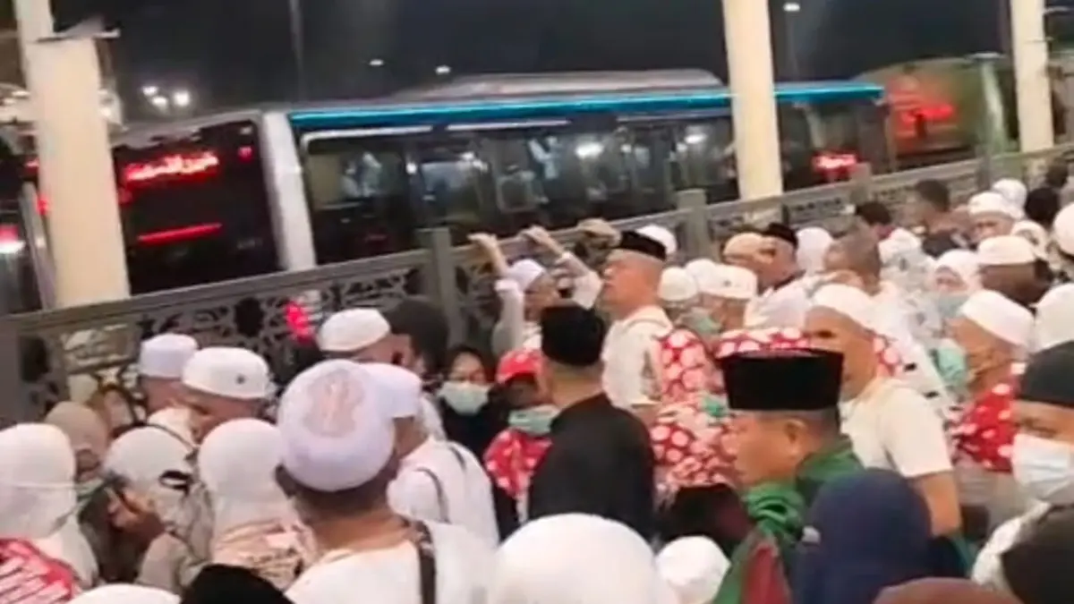 BERJUBEL: Jemaah haji Banyuwangi saat antre naik Bus Shalawat di Terminal Syib Amir, Makkah, Rabu (10/6). (Muklis for Radar Banyuwangi)