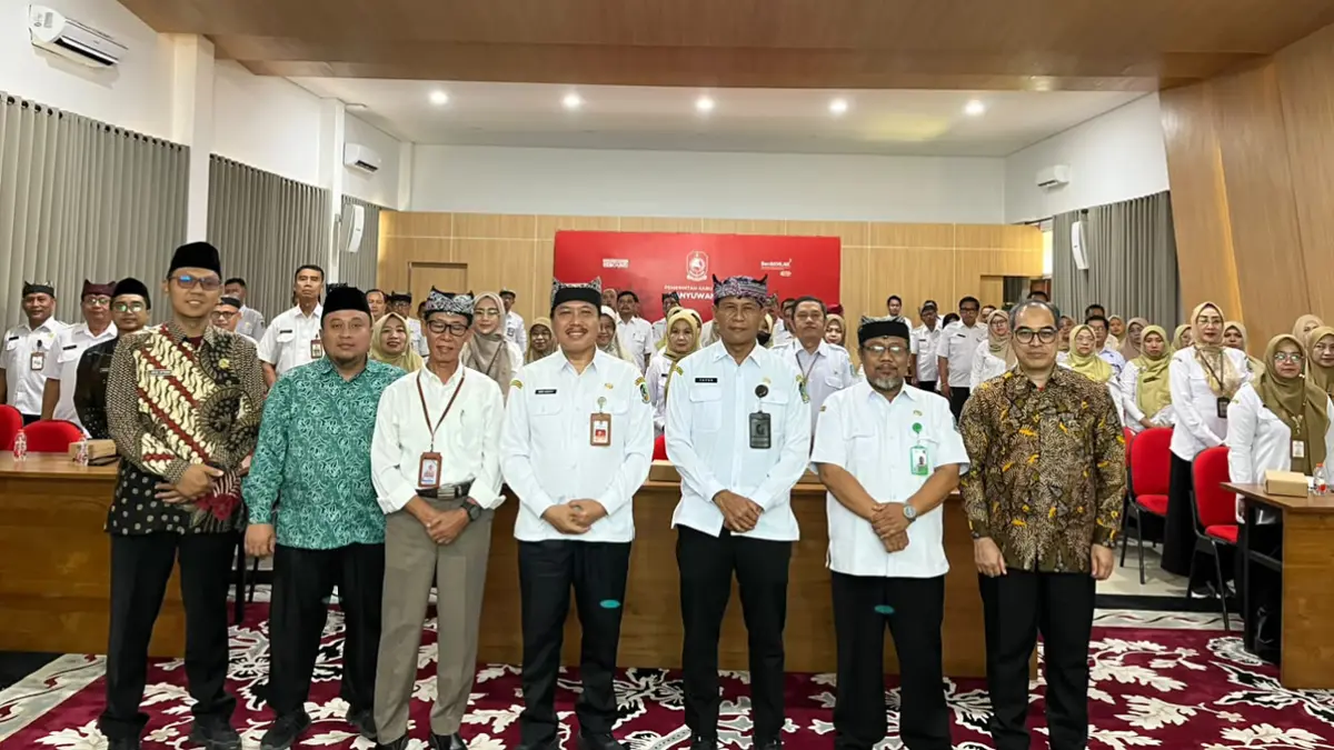 LINTAS SEKTOR: Sekkab Suyanto Waspo Tondo Wicaksono (lima dari kiri) dan Kepala Dinkes Amir Hidayat (empat dari kiri) bersama narasumber dan peserta rakor tim pembina UKS/M di kantor Pemkab Banyuwangi, Rabu (10/6). (Dinkes Banyuwangi)