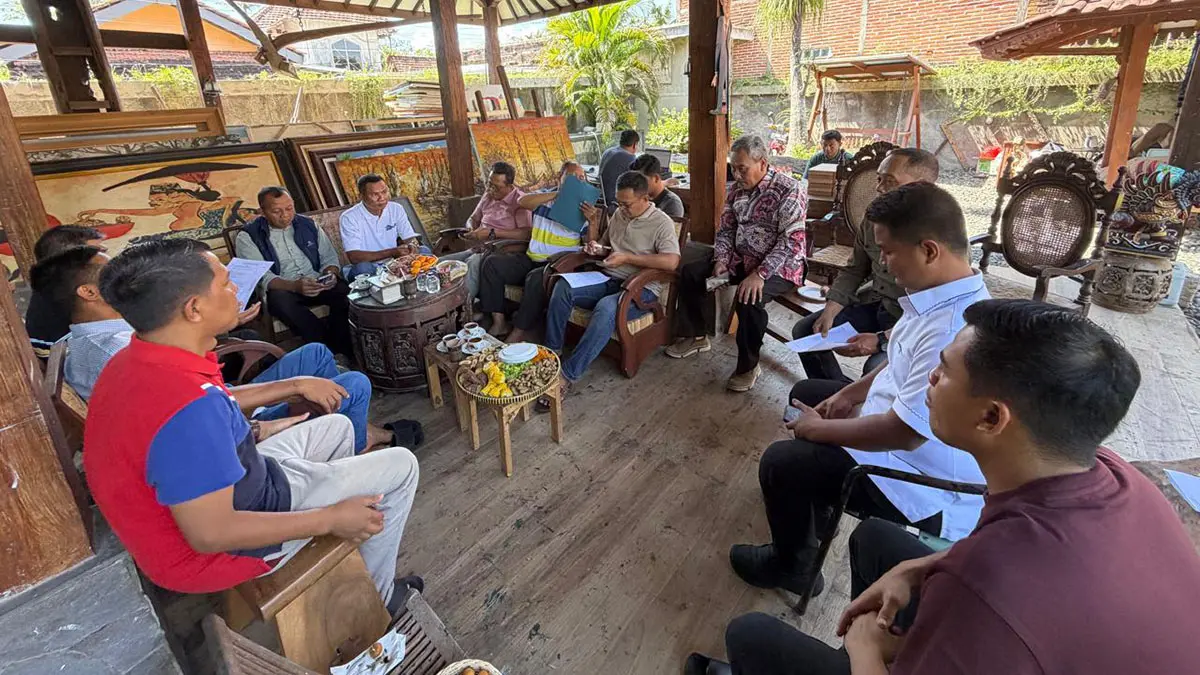 Panitia rapat membahas persiapan pergelaran wayang kulit HUT ke-80 Bhayangkara yang akan dilaksanakan di Taman Blambangan pada Sabtu malam (13/06/2026) dengan dalang Ki MPP Bayu Aji. (Syaifuddin Mahmud/Radar Banyuwangi)