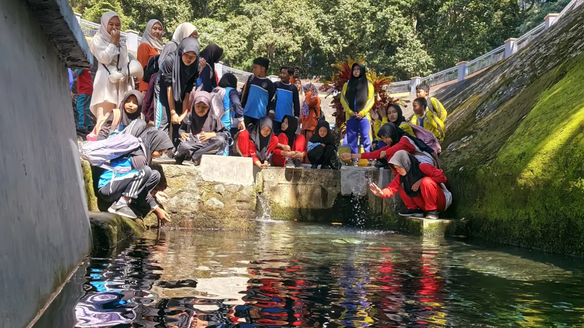 Para siswa SD se-Kecamatan Kabat melihat langsung sekaligus merasakan lansung kesegaran air Sumber Gedor, Rabu (20/6). (Ksatria Raya/Radar Banyuwangi)