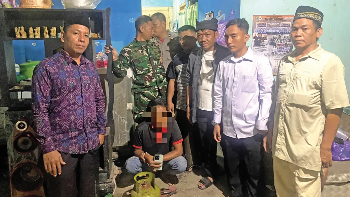 Pelaku pencurian di salah satu toko di Desa Wonosobo, Kecamatan Srono, diamankan di rumahnya oleh petugas unsur tiga pilar sebelum diserahkan ke pihak kepolisian pada Minggu (7/6) lalu. (Erwin for Radar Banyuwangi)