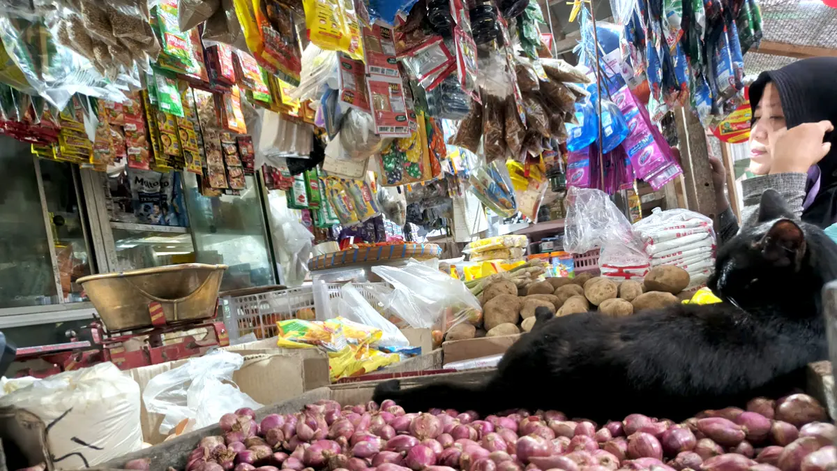 BAHAN MASAKAN: Konsumen membeli aneka bumbu di Pasar Srono, Kamis (11/6). (Zamrozi Wahyu/Radar Banyuwangi)