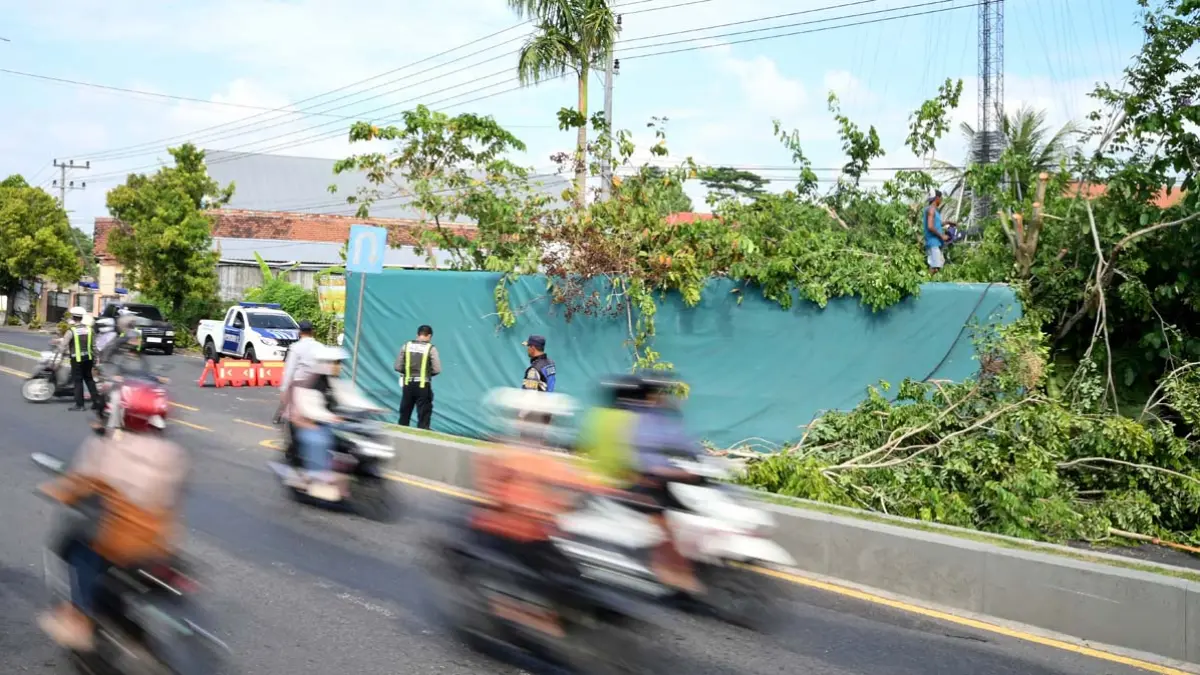 Ban meletus, truk muatan air mineral terguling di Jalan Brawijaya Banyuwangi. (Ramada Kusuma/Radar Banyuwangi)