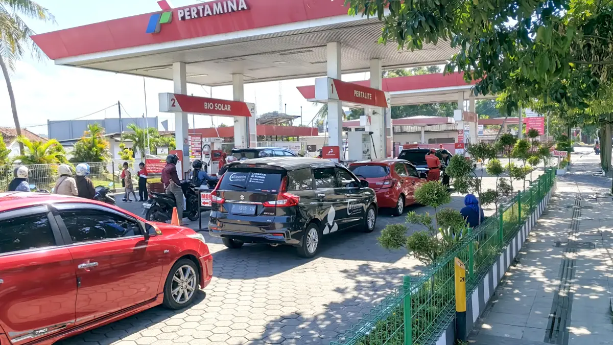BEREBUT PERTALITE: Antrean mobil dan sepeda motor di jalur Pertalite di SPBU Karangente, Jalan Brawijaya Banyuwangi, Kamis (11/6). (Ksatria Raya/Radar Banyuwangi)