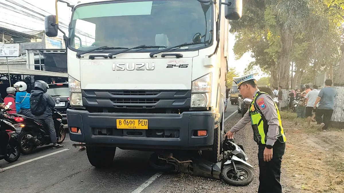 EVAKUASI: Jajaran Unit Lantas Polsek Genteng bersama warga dan relawan melakukan penanganan korban kecelakaan di Jalan Raya Desa Kembiritan, Kecamatan Genteng, Rabu sore (10/6). (Polsek Genteng for Radar Banyuwangi)