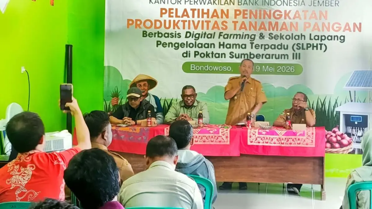 Kelompok Tani Bondowoso mendapatkan materi sekolah lapang pengelolaan hama terpadu (SLPHT). (Toha/Radar Banyuwangi)