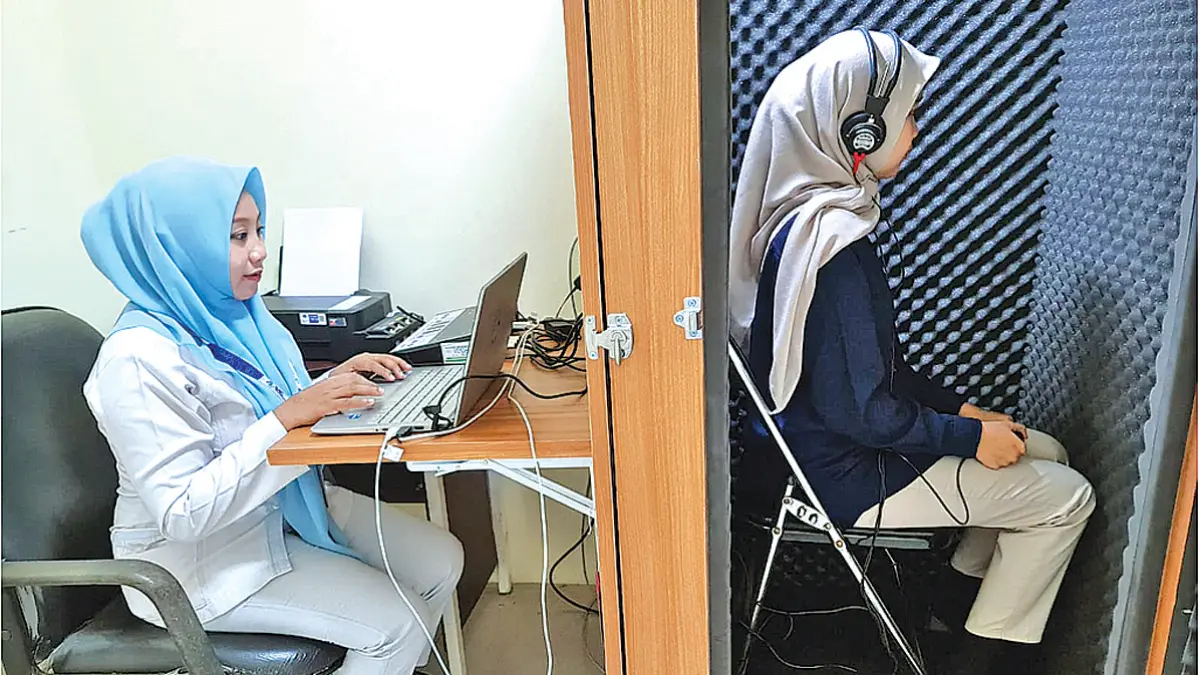 KOMPREHENSIF: Petugas Audiometri RSU Bhakti Husada sedang melakukan pemeriksaan pendengaran pada pasien MCU. (RSU Bhakti Kusada for Radar Banyuwangi)