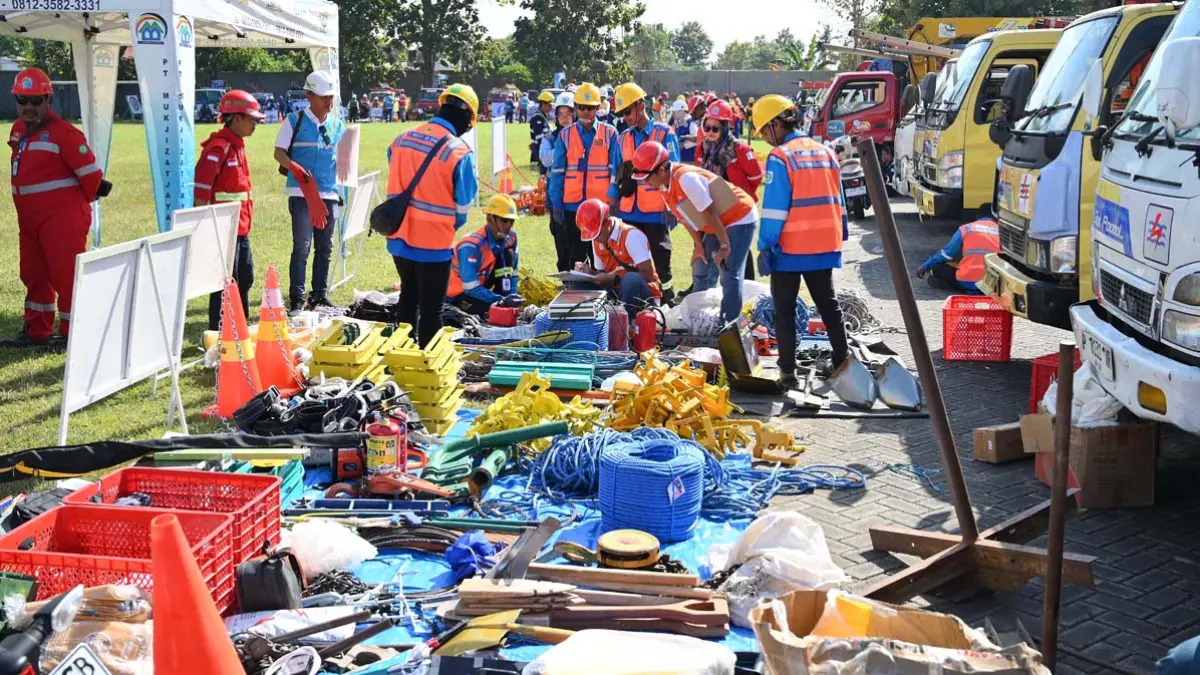 KUMPULKAN VENDOR: Untuk mengamankan distribusi listrik ke pelanggan, Kamis (11/6) PLN Banyuwangi melaksanakan apel di lapangan luar Stadion Diponegoro. (Ramada Kusuma/Radar Banyuwangi)