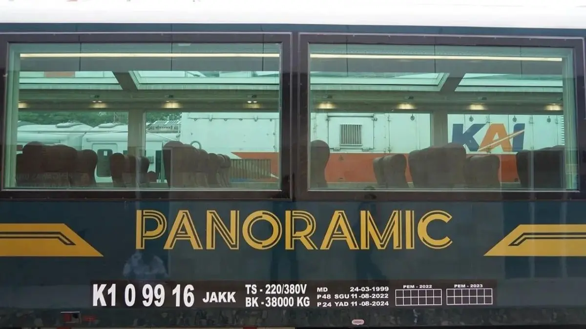 Menikmati panorama sawah, lembah, dan pegunungan dari kereta api semakin diminati. (Antara)