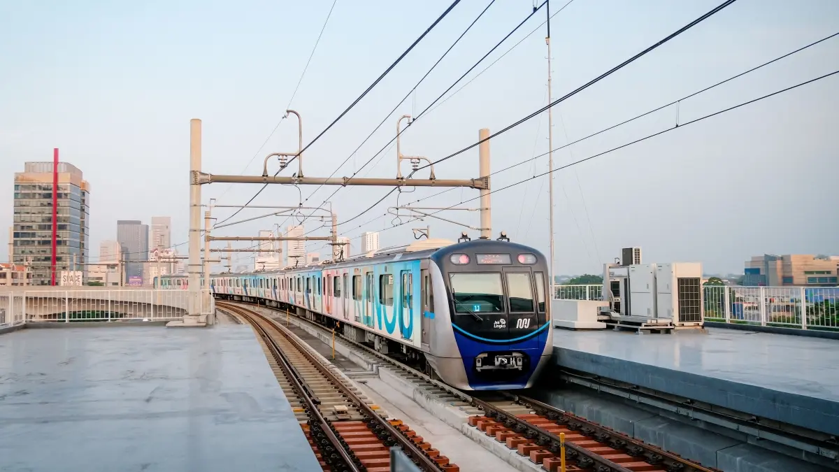 MRT dan KRL Jabodetabek dinilai setara dengan transportasi publik kota-kota maju dunia. (Pexels/Noval Gani)