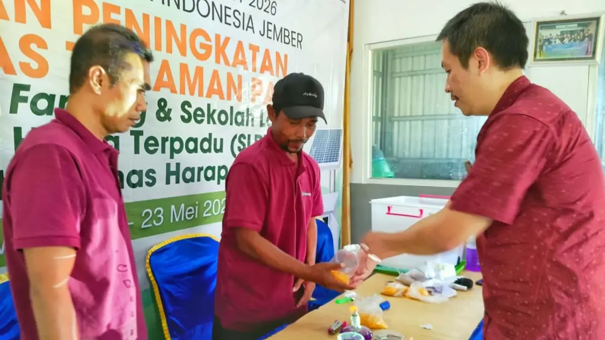 Narasumber saat mengajari kelompok tani Tunas Harapan Wongsorejo, dalam pembuatan eco enzyme menggunakan bahan-bahan sederhana. (Toha/Radar Banyuwangi)