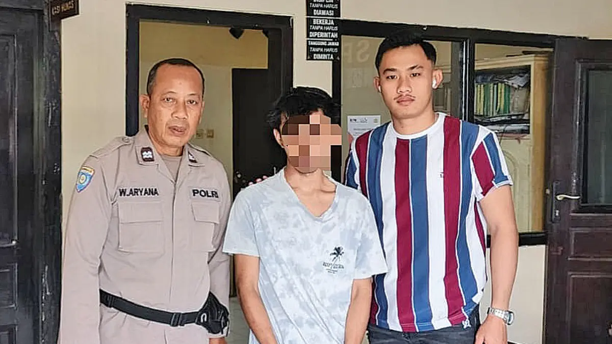 PELAKU CURAT: Riski Yoga tersangka pencurian dengan pemberatan saat diamankan di Mapolsek Bangorejo. (EDI for Radar Banyuwangi)