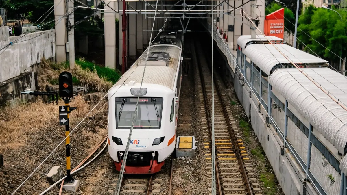 Pengguna Commuter Line Bandara Soekarno-Hatta menembus 1,01 juta orang hingga Mei 2026. (Pexels/Noval Gani)