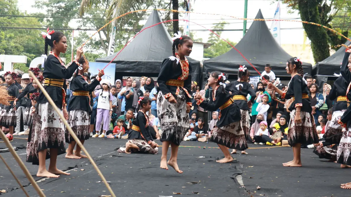 PERMAINAN TRADISIONAL: Para siswa SD bermain lompat tali pada Festival Memengan di RTH Maron pada Juli 2025 lalu. (Dok. Radar Banyuwangi)