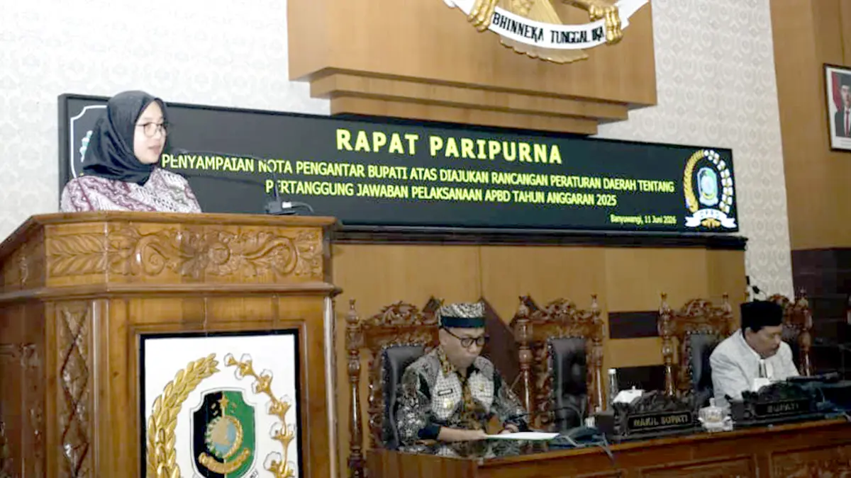 PERTANGGUNGJAWABAN: Bupati Ipuk Fiestiandani menyampaikan LPj Pelaksanaan APBD 2025 pada forum rapat paripurna DPRD Banyuwangi, Kamis (11/6). (Ramada Kusuma/Radar Banyuwangi)