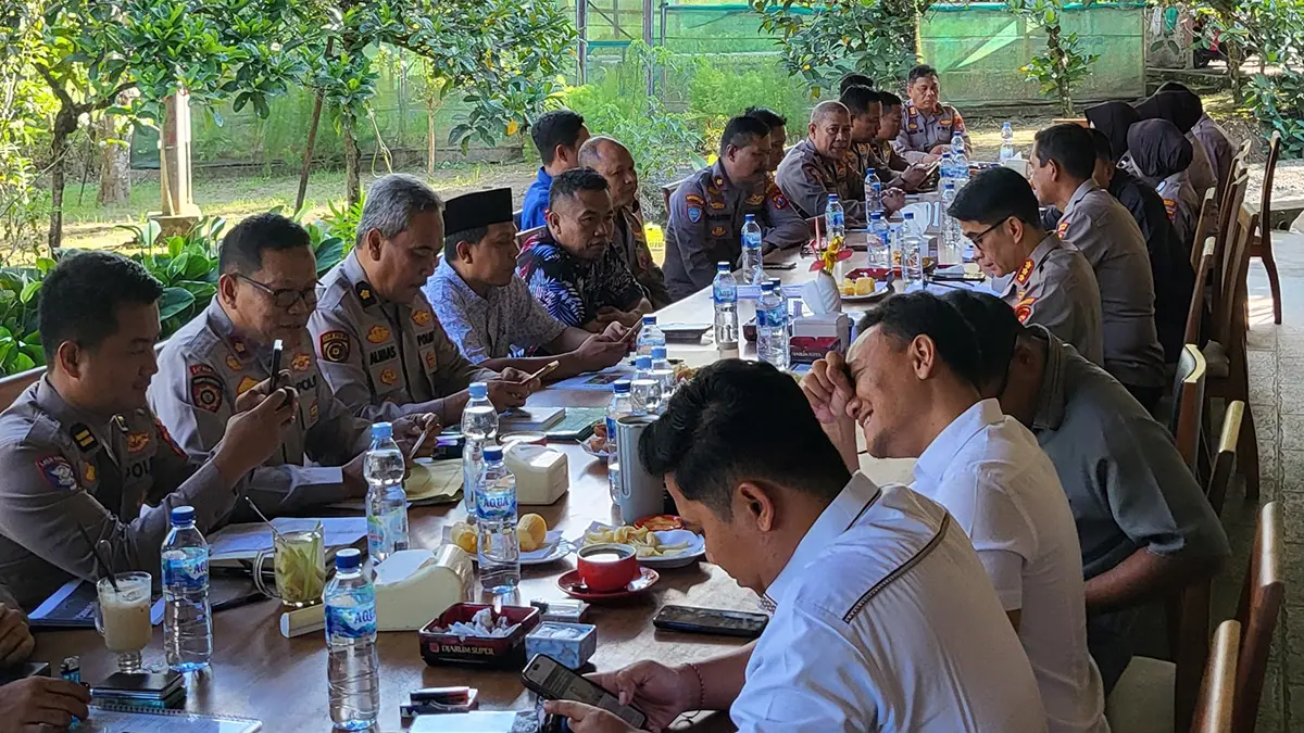 RAPAT PERSIAPAN: Kapolresta Banyuwangi Kombespol Rofiq Ripto Himawan bersama para pejabat utama Polresta memimpin rapat persiapan pergelaran wayang kulit di Kalibendo, Rabu sore (10/6). (Humas Polresta Banyuwangi)