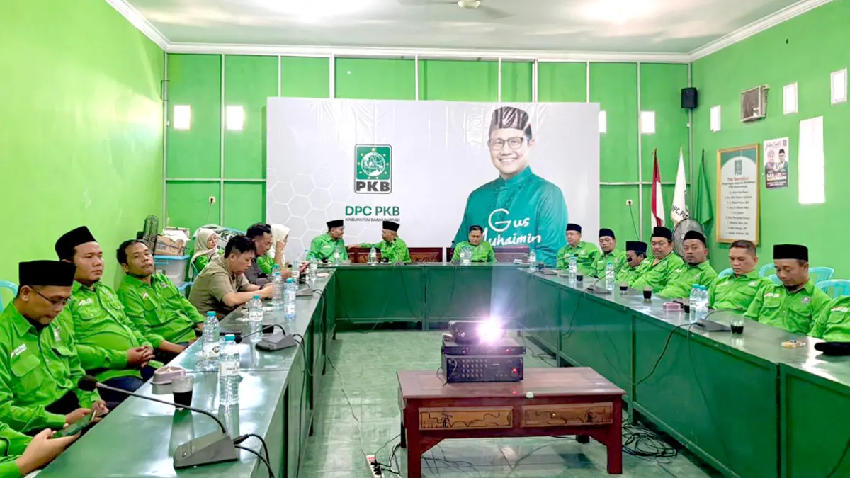 ZOOM MEETING: Pengurus DPC PKB, Ketua DPAC, dan peserta UKK mendengarkan pengumuman hasil uji kompetensi kepatutan secara daring di Graha Gus Dur Jalan S Parman, Banyuwangi, Kamis (11/6). (Ramada Kusuma/Radar Banyuwangi)