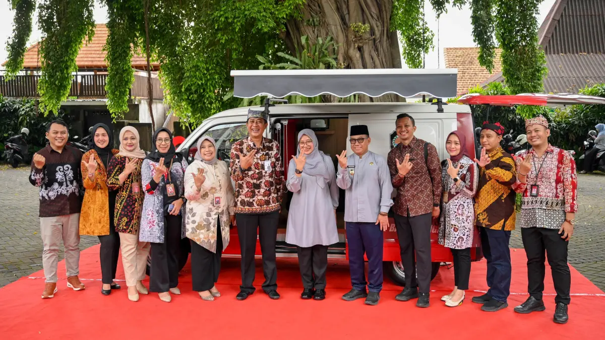 RAMADA KUSUMA/RABA
MEMUDAHKAN MASYARAKAT: Direktur Keuangan dan Treasury Bank Jatim Wahyukusumo Wisnubroto (enam dari kiri) didampingi Pinca Bank Jatim Banyuwangi Ni Gusti Ayu Putu Sri Lestari bersama Bupati Ipuk Fiestiandani dan Wabup Mujiono di depan mobil layanan keliling Dispendukcapil bantuan Bank Jatim Jumat (12/6).