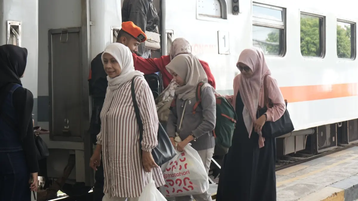 Kedatangan penumpang Kereta Api Probowangi di Stasiun Kalisetail, Banyuwangi, Jawa Timur, pada Jumat (12/6/2026). (KAI)