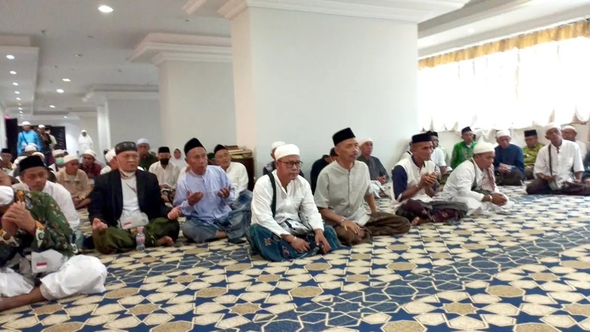 KONSOLIDASI: Rapat koordinasi kloter 85 dengan ketua rombongan dan ketua regu menjelang persiapan menuju Madinah, Jumat (12/6). (Taufik Siradj for Radar Banyuwangi)