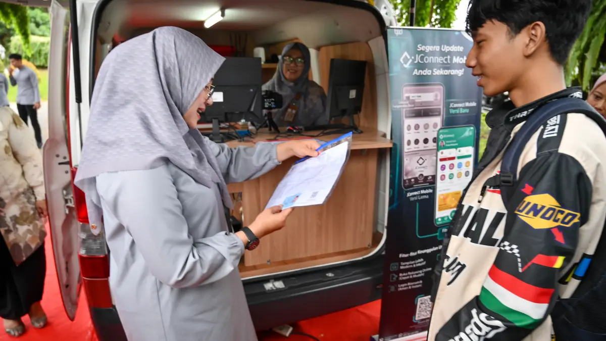 LANGSUNG JADI: Bupati Ipuk Fiestiandani mengecek langsung hasil layanan adminduk yang disediakan di mobil pelayanan Dispendukcapil di Pendapa Sabha Swagata Blambangan. RAMADA KUSUMA/RABA
