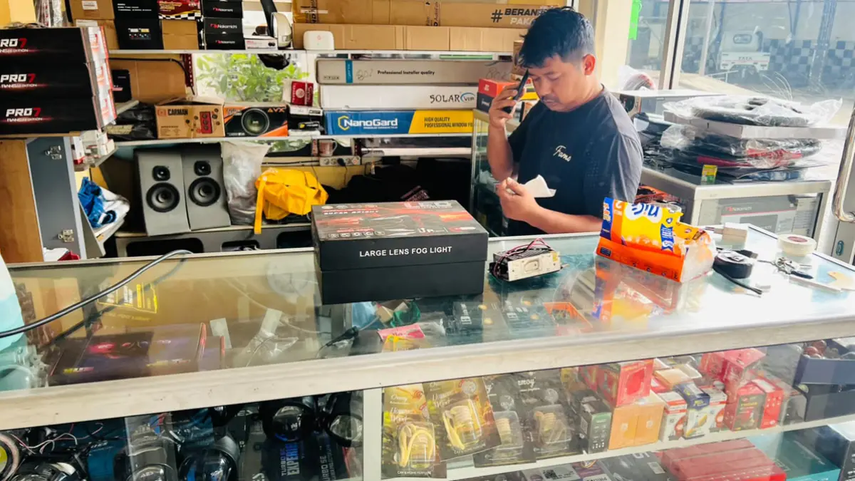 LESU: Melemahnya nilai tukar rupiah berdampak terhadap lesunya penjualan sparepart kendaraan. Penjual onderdil di Jalan MH Thamrin sedang menunggu pembeli. (Bagus Rio/Radar Banyuwangi)