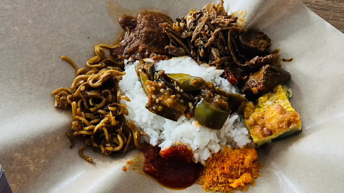 MENU LENGKAP: Nasi bungkus yang masih hangat dengan lauk telur dadar, mie, balado teri, serondeng, dan oseng terong siap disantap. (Bagus Rio/Radar Banyuwangi)