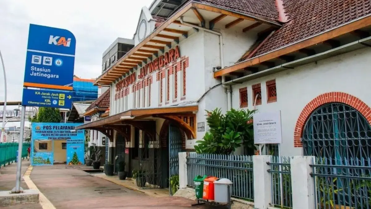 Penumpang kereta api jarak jauh dari dan menuju Stasiun Gambir diminta mencermati layanan terbaru. (Antara)