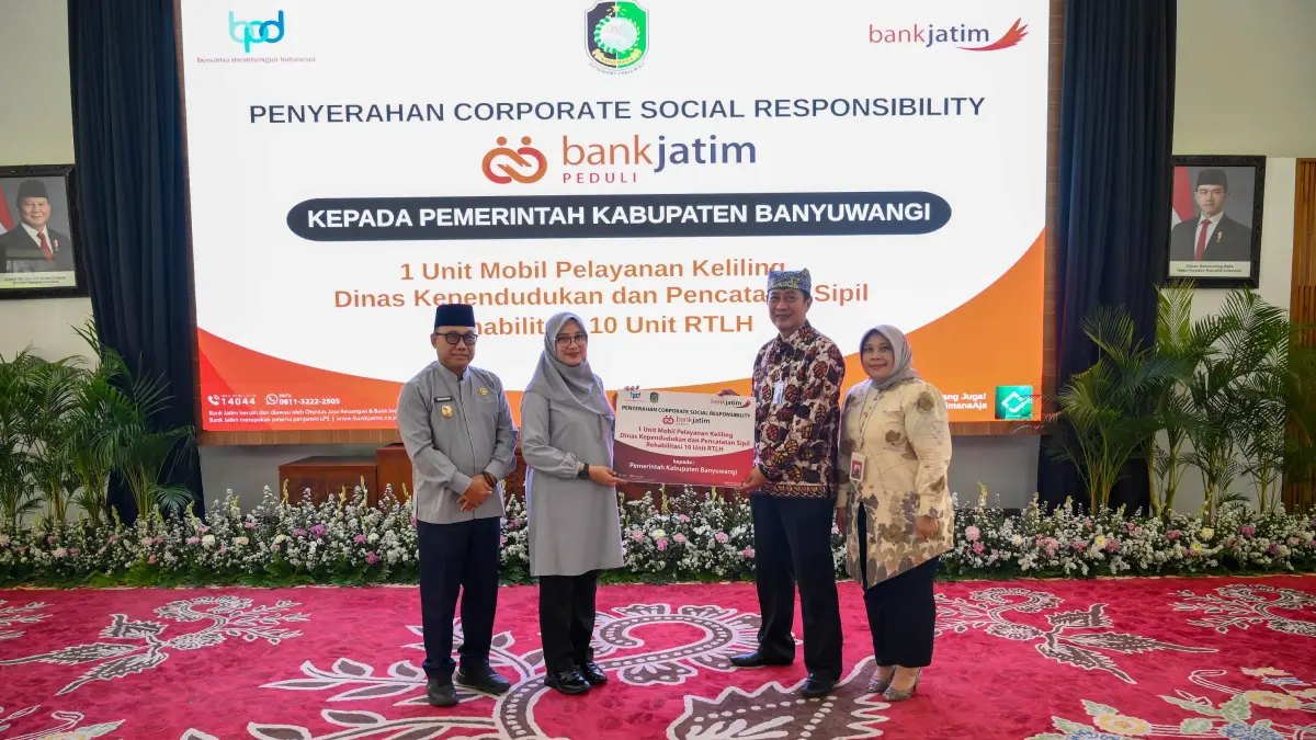 RAMADA KUSUMA/RABA
SIMBOLIS: Direktur Keuangan dan Treasury Bank Jatim Wahyukusumo Wisnubroto didampingi Pinca Bank Jatim Banyuwangi Ni Gusti Ayu Putu Sri Lestari menyerahkan CSR 1 unit mobil pelayanan Dispendukcapil dan rehabilitasi 10 unit RTLH kepada Bupati Ipuk Fiestiandani didampingi Wabup Mujiono.