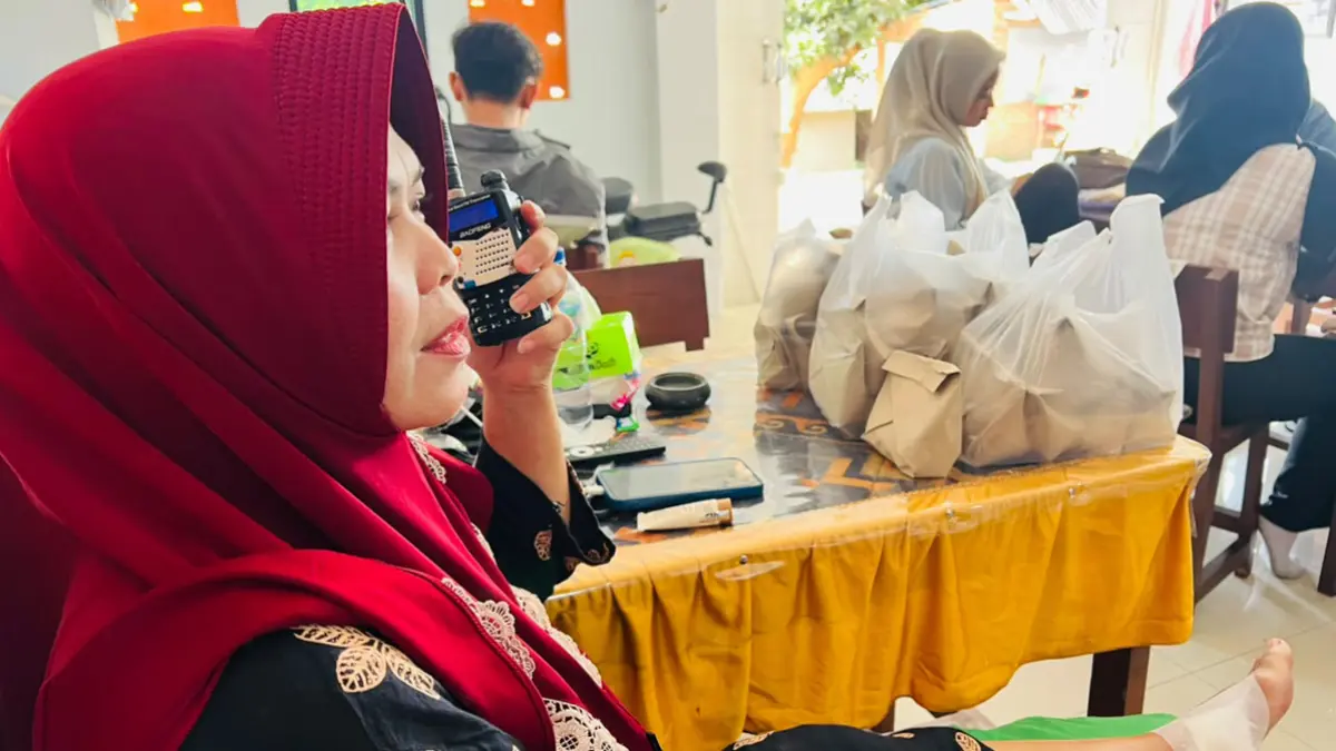Sang istri, Mariyam, yang berada di dapur menyatakan siap memenuhi pesanan sesuai pesanan Rojikin dari walkie talkie. (Bagus Rio/Radar Banyuwangi)