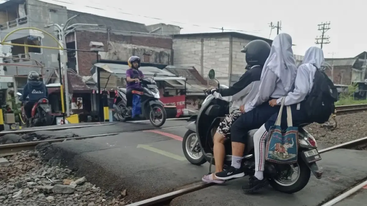 Sebanyak 1.810 perlintasan kereta api di Indonesia masih tidak dijaga. (Radar Surabaya)