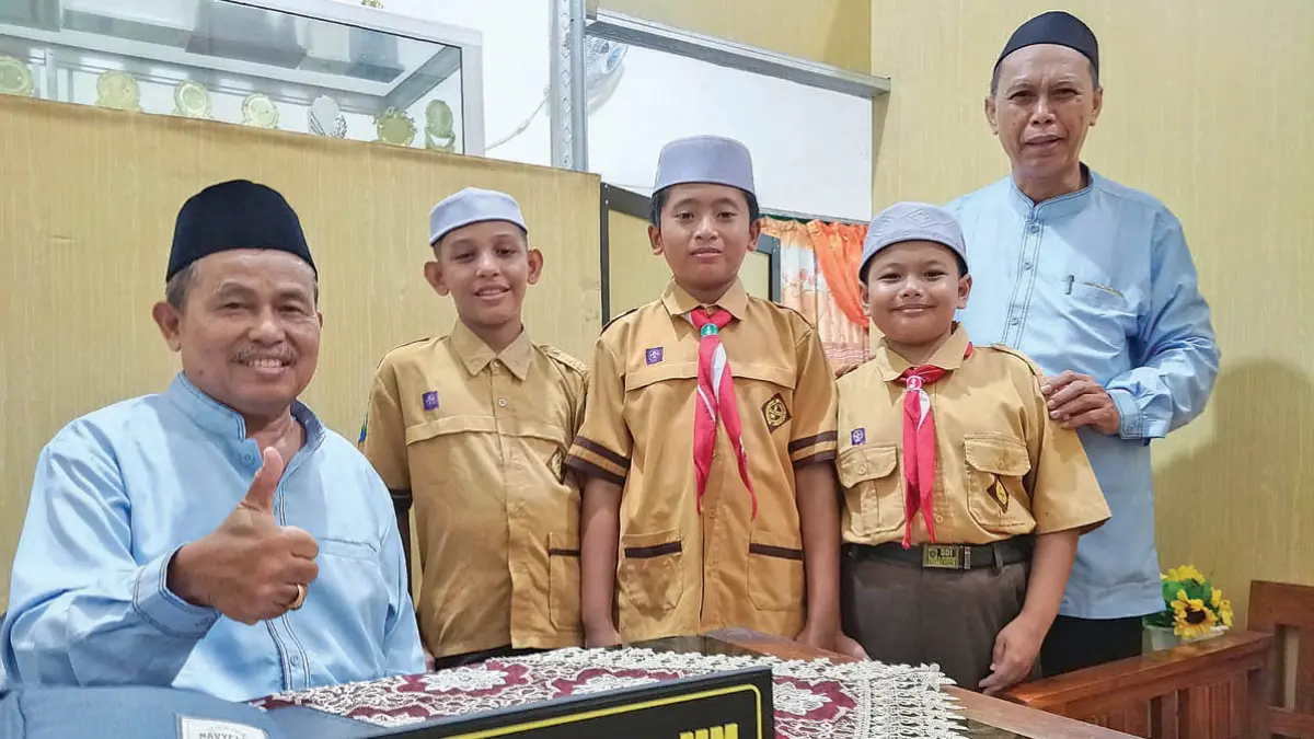 Siswa SD Islam Al Khairiyah mendaftar berbagai lomba yang digelar Jawa Pos Radar Banyuwangi. (Toha/Radar Banyuwangi)