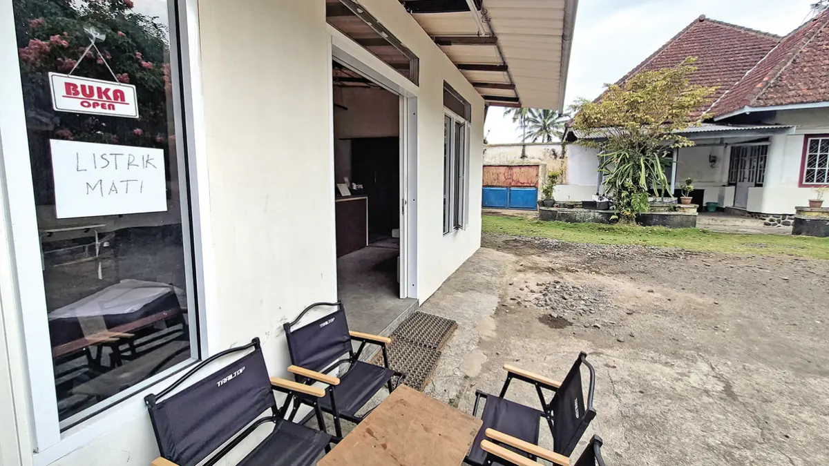 TERIMBAS PEMADAMAN: Salah satu cafe di Desa Kaligondo, Kecamatan Genteng memasang pemberitahuan tentang listrik padam. (Salis Ali/Radar Banyuwangi)