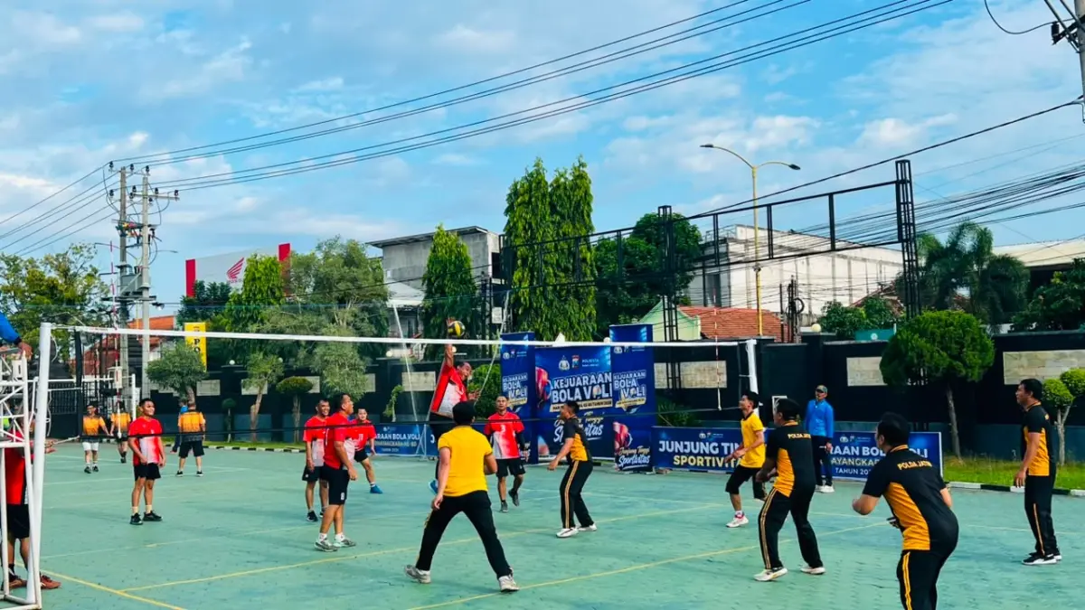 Turnamen bola voli antaranggota Polresta Banyuwangi berlangsung seru, Kamis (11/6/2026). (Bagus Rio/Radar Banyuwangi)