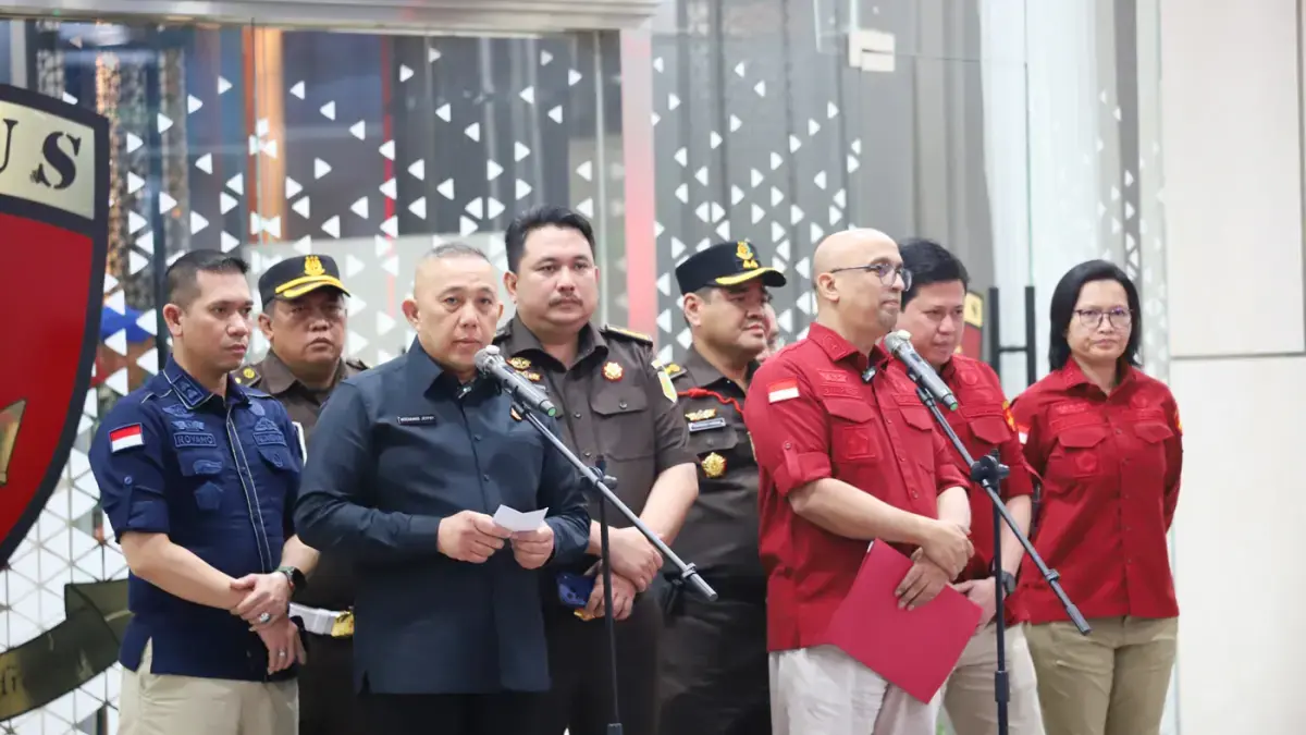 Plh Kapuspenkum Kejagung, Mochamad Jeffry mendampingi Direktur Penyidikan Jampidsus Kejagung Syarief Sulaeman Nahdi menyampaikan keterangan pers terkait dugaan tindak pidana korupsi tata kelola program Makan Bergizi Gratis (MBG) pada Badan Gizi Nasional (BGN) di Kejaksaan Agung, Jakarta, Rabu (3/6/2026). (Dery Ridwansah/ JawaPos.com)