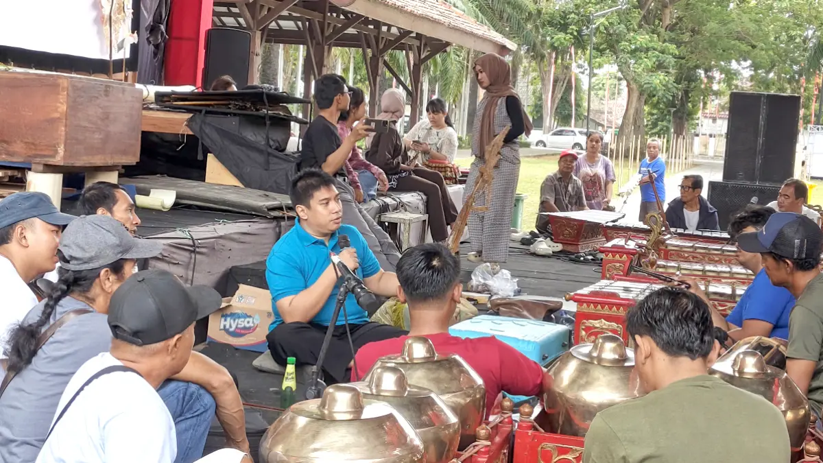 Ki MPP Bayu Aji (berbaju biru) saat lakukan gladi resik di pentas Taman Blambangan bersama para pengrawit hingga sinden, Sabtu sore (13/6). (M Ksatria Raya/Radar Banyuwangi)