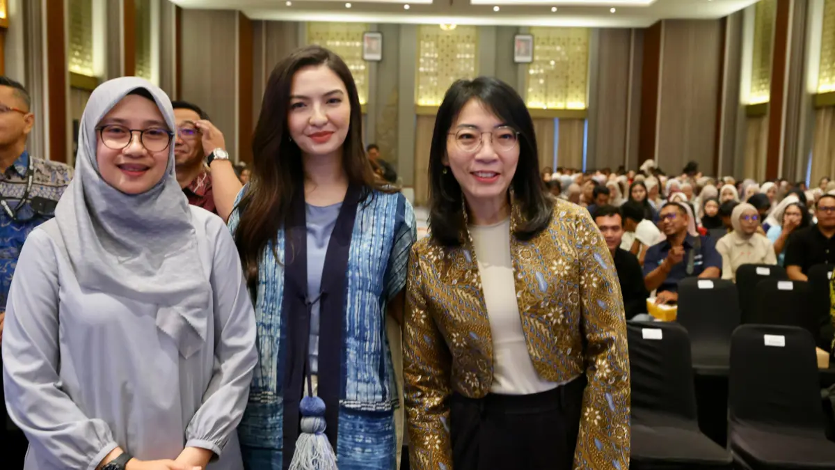 Raline Shah (tengah) motivasi ratusan anak muda Banyuwangi. (banyuwangikab.go.id)