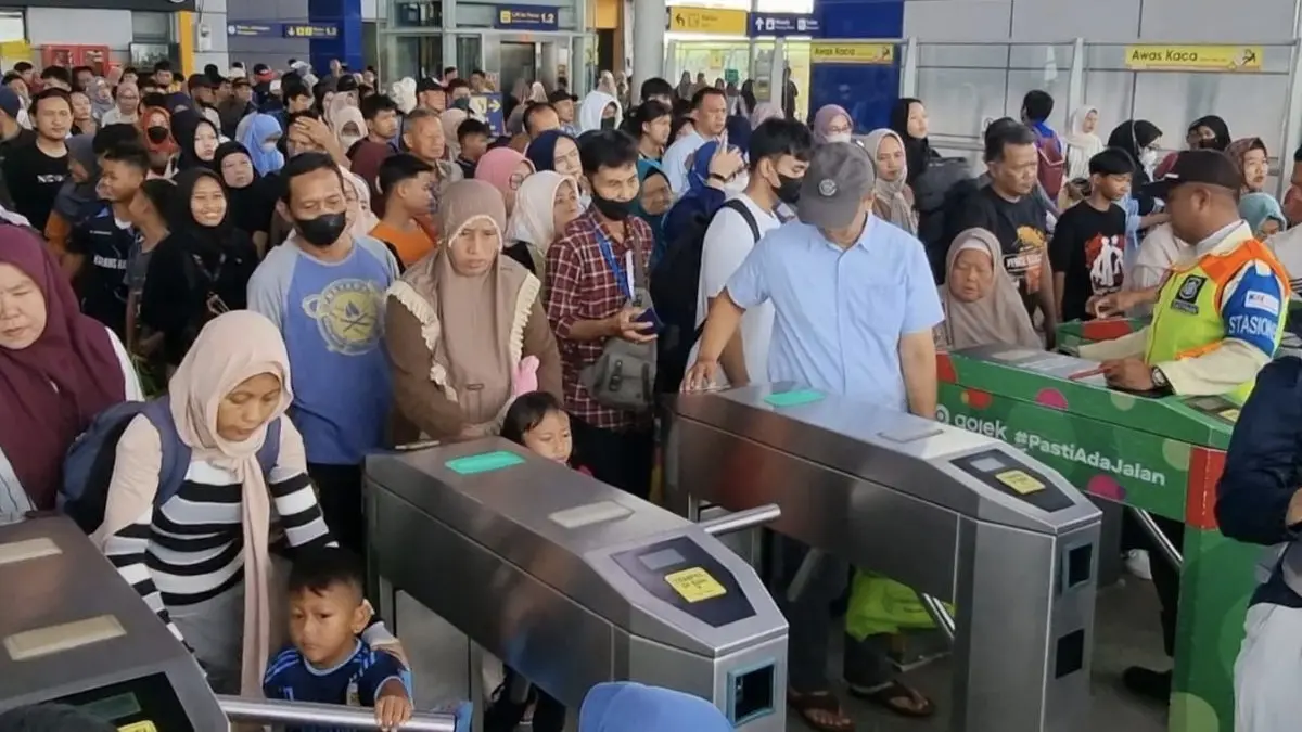 Transportasi publik berbasis listrik KAI Group melayani 166 juta pelanggan selama Januari-Mei 2026. (Antara)