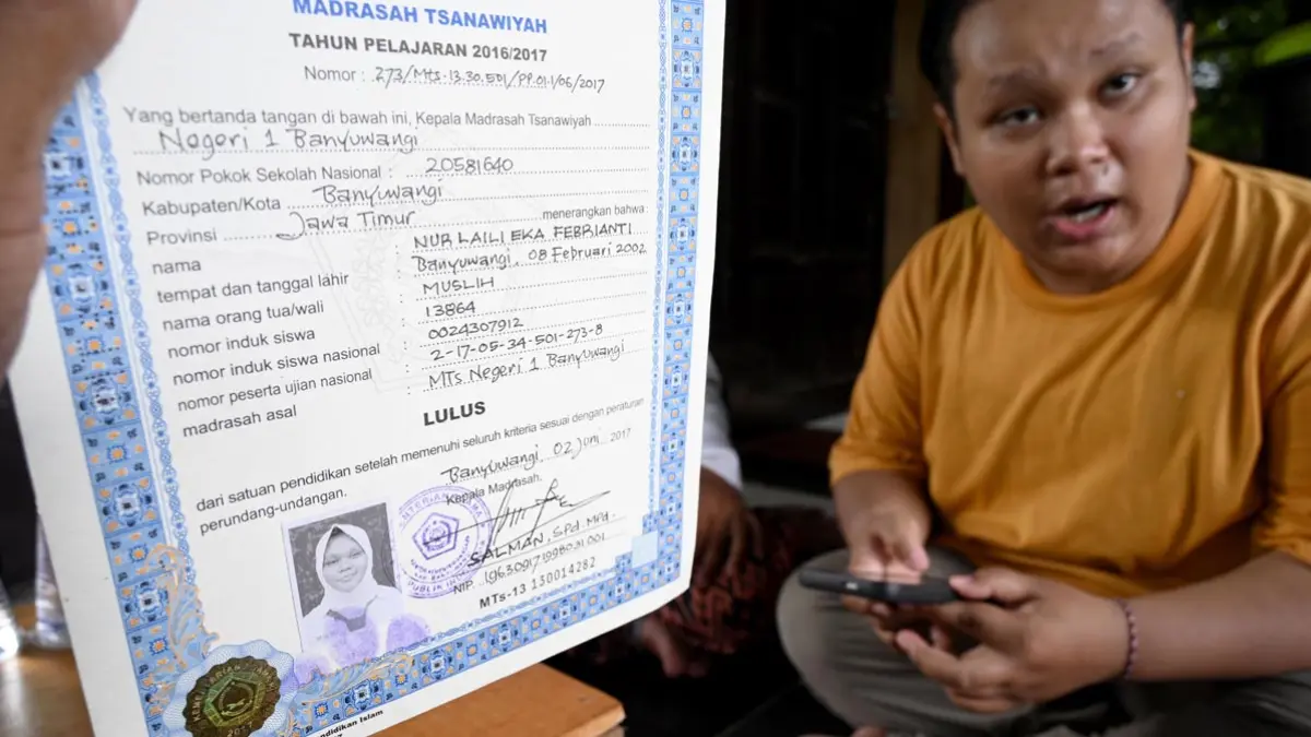 TUNGGU PENETAPAN PN: Nur Laili Eka Febrianti menunjukkan ijazah MTsN 1 Banyuwangi. (Bagus Rio/Radar Banyuwangi)