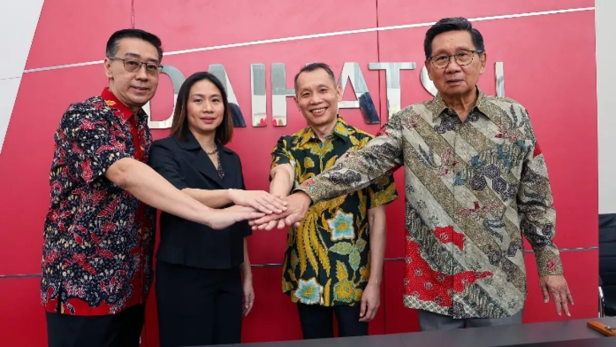 PENETRASI KE DAERAH: Chief Executive PT Astra International Tbk Daihatsu Sales Operation (AI-DSO), Fredy Handjaja (kedua kanan) saling bertumpu tangan dengan Founder Karunia Motor Setiono Sutanto (kanan), Operation Director Franciscus T Nugraha (kiri) dan Finance Director Vania Sutanto saat peresmian lokasi baru diler Karunia Motor Daihatsu Banyuwangi, Jawa Timur, Jumat (12/6).&nbsp; (Foto: Daihatsu for RaBa)